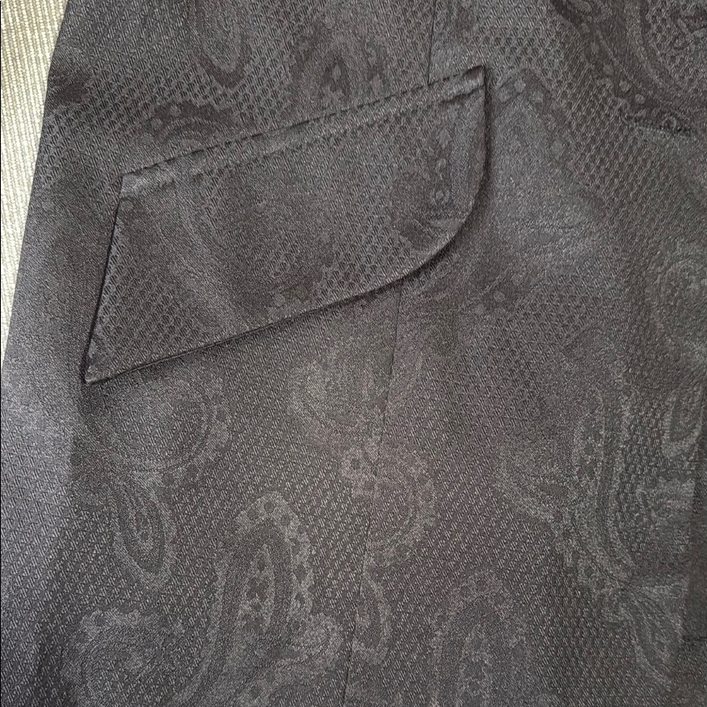 Vintage Black Blazer with Structured Shoulders and Tailored Fit - Picture 4 of 4